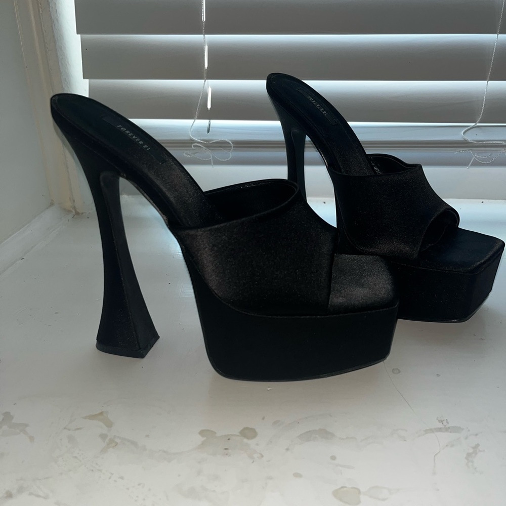 Elegant Black Platform Heels 60s style